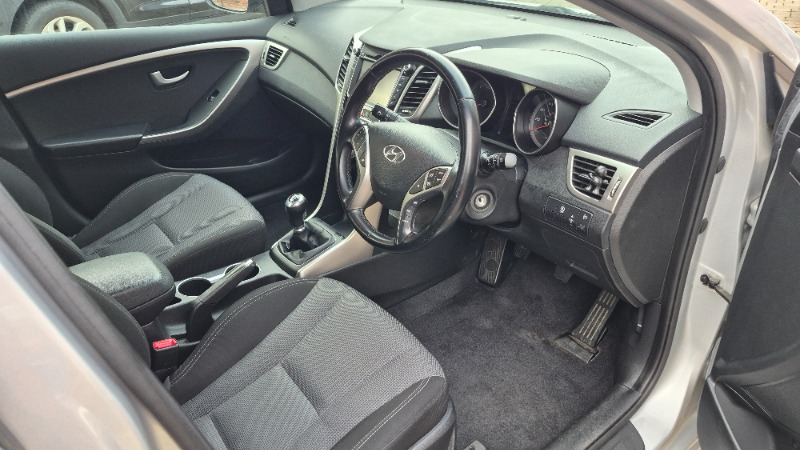 
								Hyundai Hatchback 2015 full									