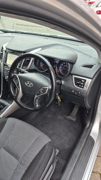 
								Hyundai Hatchback 2015 full									