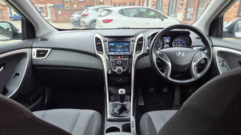 
								Hyundai Hatchback 2015 full									